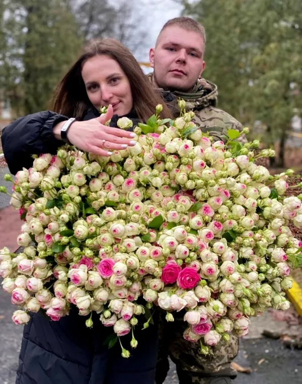 Воїн 14-ї бригади під час реабілітації після поранення романтично освідчився коханій (фото)