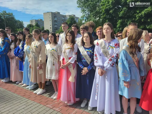 «Бо ми – люди-титани»: як у Луцькому ліцеї №10 танцювали випускний вальс (фото, відео)