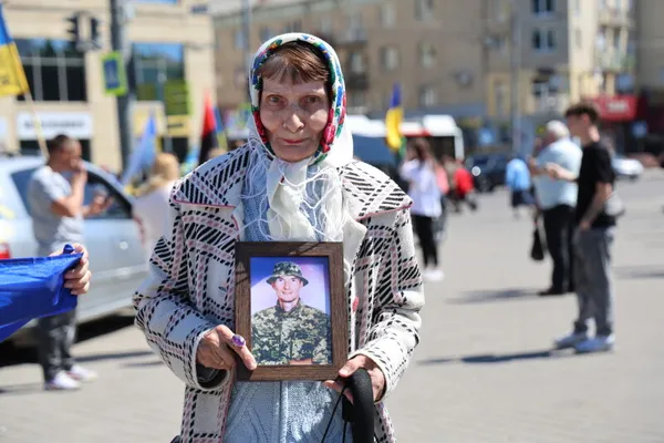 Близько 100 автомобілів та сотня родин: у Луцьку провели акцію на підтримку військовополонених (фото)