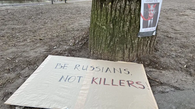 У Вільнюсі на вулиці, де розташоване посольство РФ, з’явились таблички «Героїв України» (фото)