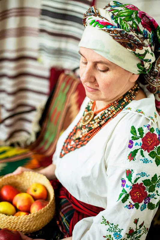 Викладачі педагогічного коледжу у Володимирі приміряли старовинні вишиті сорочки (фото)