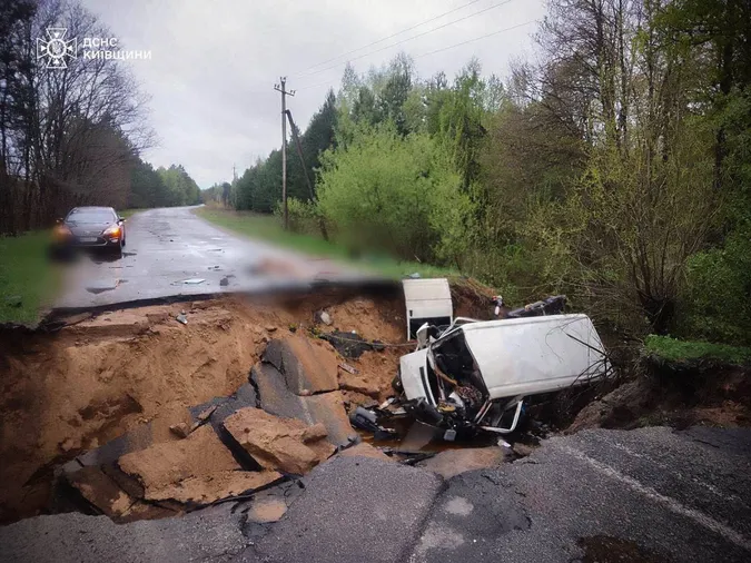 На Київщині бус провалився під землю – є загиблі (фото)