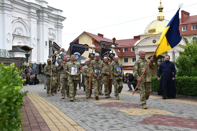 Навіки додому: Луцьк попрощався з трьома захисниками України Геннадієм Кравчуком, Максимом Возняком, Владиславом Гіндою