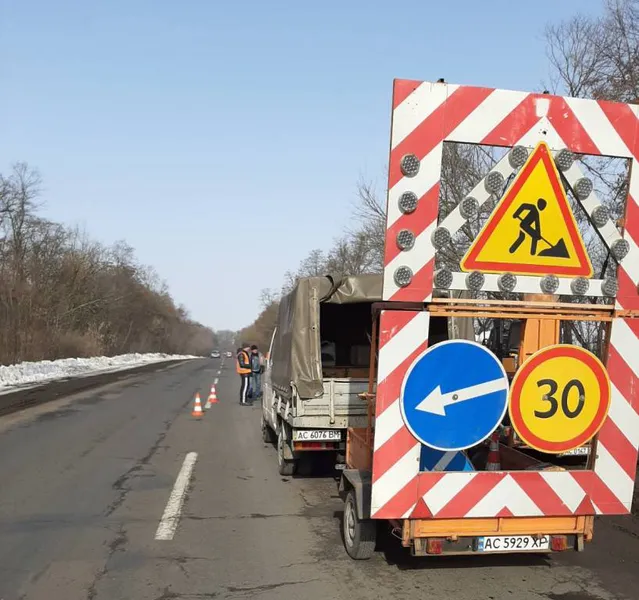 На Волині почали латати розбиті за зиму дороги (фото)