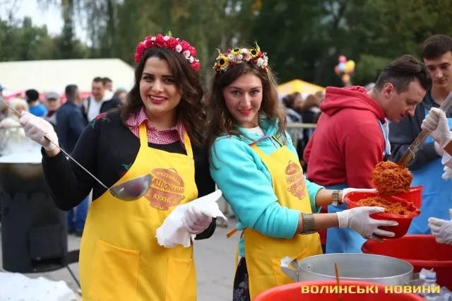 На луцькому «Фестивалі національної кухні» смакували борщ та вареники (фото)