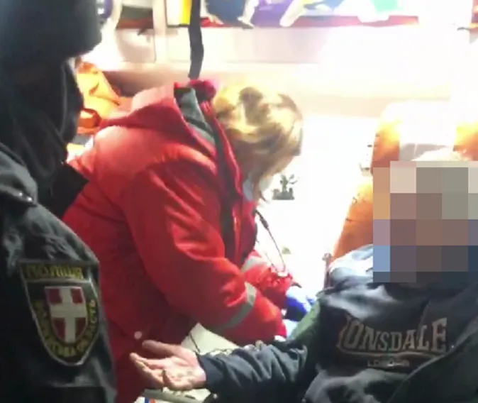 На Волині патрульні й медики врятували від холоду безпорадного чоловіка (фото)