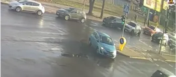 Не врахував обстановку: у Луцьку Mini Cooper протаранив Renault Zoe (відео)