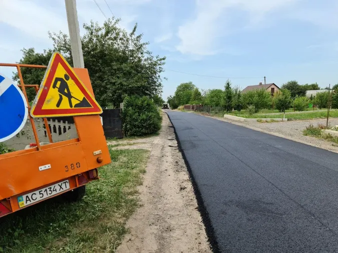 Наче нова: показали, як дрібний ремонт змінив дорогу у селі під Луцьком (фото)