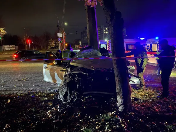 У Луцьку авто на великій швидкості влетіло в стовп (фото, відео)