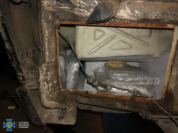 В «Ягодині» в автомобілі іноземця знайшли 10 кілограмів марихуани (фото, відео, оновлено)