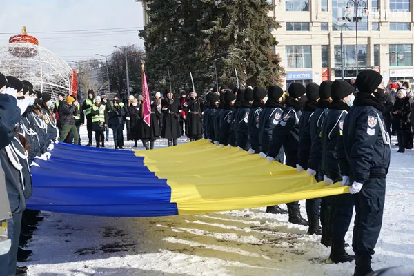 Свято єднання: у Луцьку розгорнули довжелезний стяг у День Соборності (фото, відео)