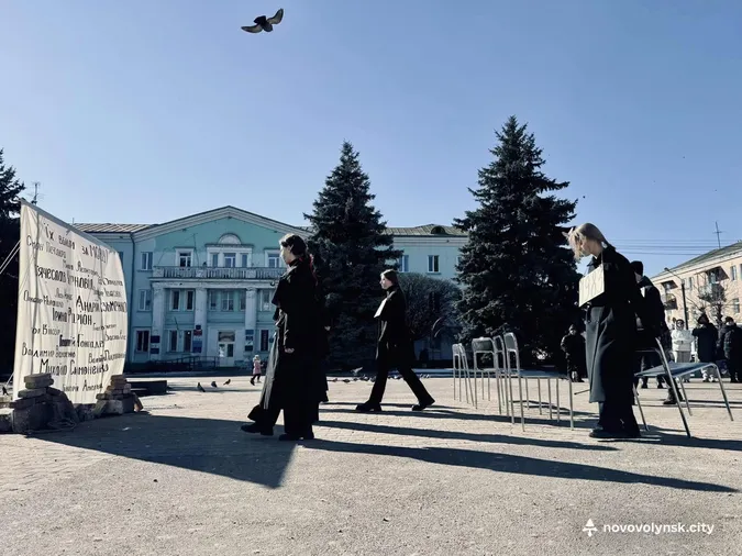 Зв'язані руки та скотч на вустах: на Волині діти провели перформанс (фото)