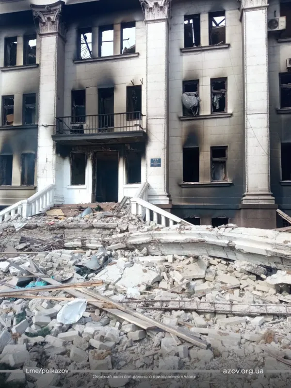 Люди не можуть почати розбирати завали драмтеатру в Маріуполі через обстріл рф