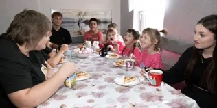 «В нас як в мурашнику»: родина з Волині виховує 13 дітей, з яких 10 – прийомні (відео)