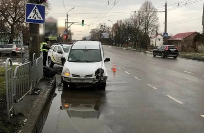 У Луцьку Nissan на швидкості влетів в огорожу (фото, відео)