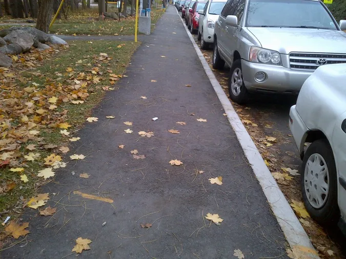 Луцьких комунальників просять не забувати про тротуари під час ремонту доріг