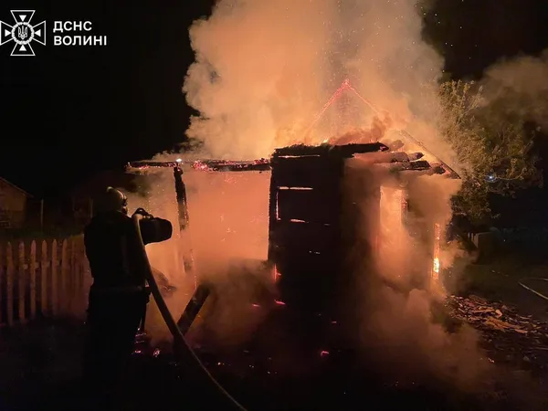 У Луцькому районі вночі в палаючій будівлі знайшли труп
