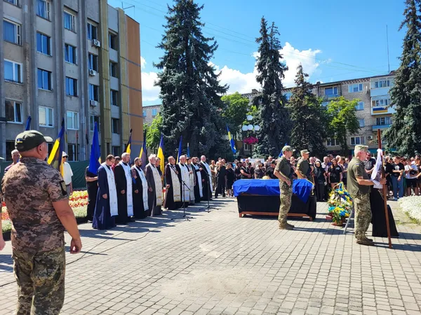 Ковельська громада провела в останню земну дорогу воїна Дмитра Лисюка (фото)