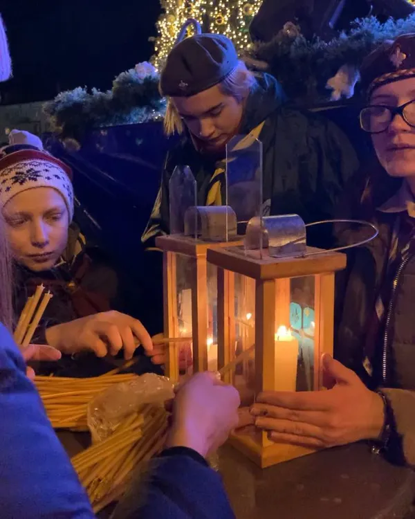 Передавали Вифлеємський вогонь: у Луцьку засвітили ялинкове тріо міста (фото, відео)
