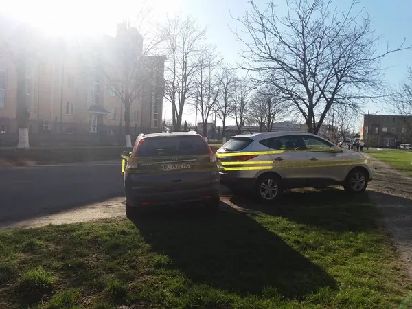 Машини луцьких автоандонів обмотали оригінальним «презервативним» скотчем (фото)