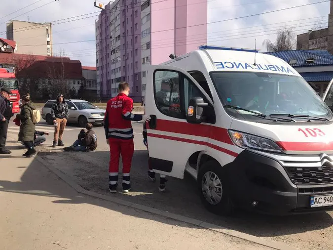 У Луцьку легковик збив двох дітей на переході (фото)