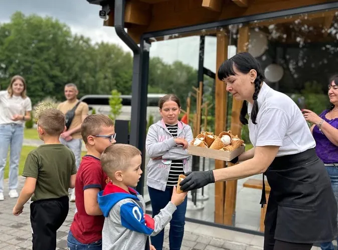В екокомплексі «Лісовичок» на Волині сьогодні усіх дітей пригощають морозивом (фото)