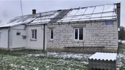 У Луцьку в будинку, пошкодженому ракетою, почали відновлювати дах (фото)