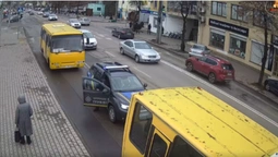 Під носом у патрульних: у Луцьку водій маршрутки проїхав на «червоний» (відео)