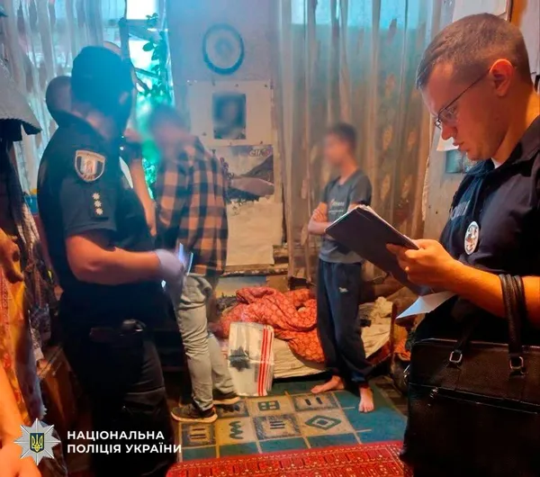Кастетом і ножем: у Києві двоє підлітків жорстоко побили безпритульних жінок (фото, відео)