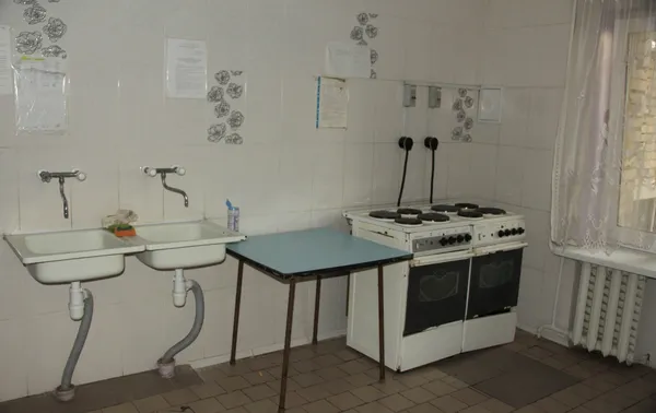 Таргани, відсутність води і холодні зими: скільки і за що платять у гуртожитках СНУ (фото)