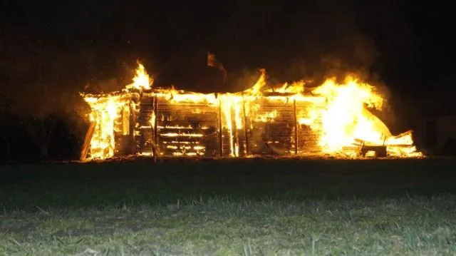На Волині блискавка влучила в господарський будинок: згоріло 10 тонн сіна