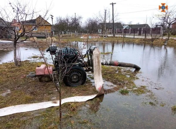 Камінь-Каширщину затопило: рятувальники відкачали майже 2 тисячі кубометрів води з присадибних ділянок