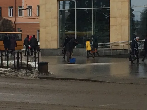 Щоправда ділянку навпроти ЦУМа посипають піском