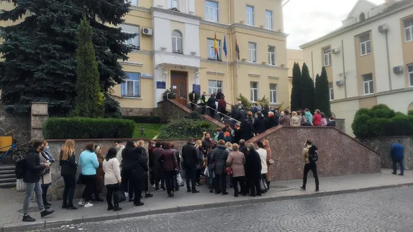 Луцькі лікарі протестують проти перетворення пологового на коронавірусний шпиталь (фото)