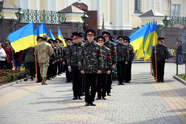 Поки у Свято-Троїцькому соборі ведеться служба і говорить владика Михаїл, на вулиці чекають юні ліцеїсти...