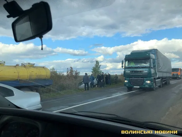 Аварія під Луцьком: автомобіль злетів у кювет (відео)