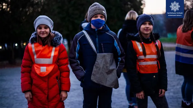 Луцькі патрульні розповіли школярам про світловідбивні елементи на одязі (фото)