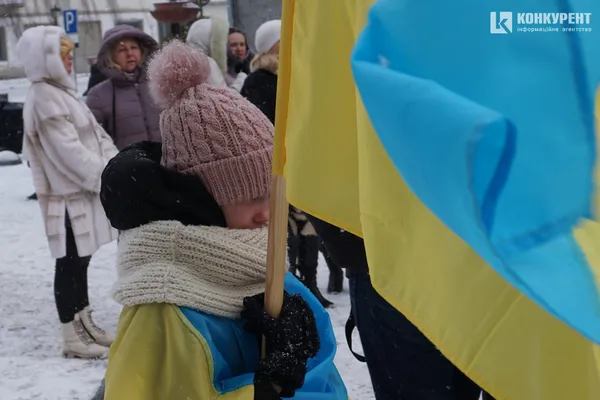 Свято єднання: у Луцьку розгорнули довжелезний стяг у День Соборності (фото, відео)