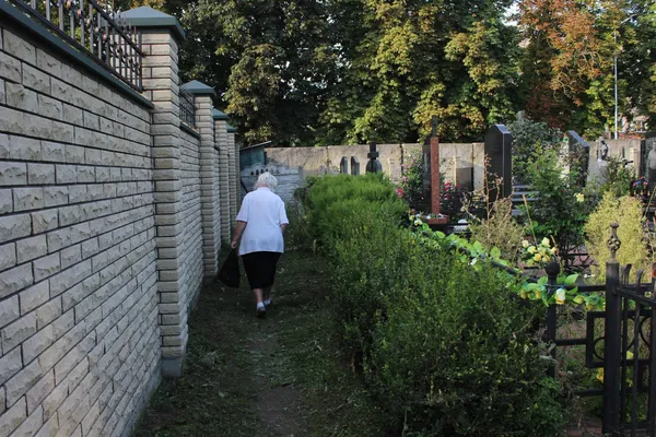 Три історії про живих: (не)містична прогулянка луцьким цвинтарем (фото)