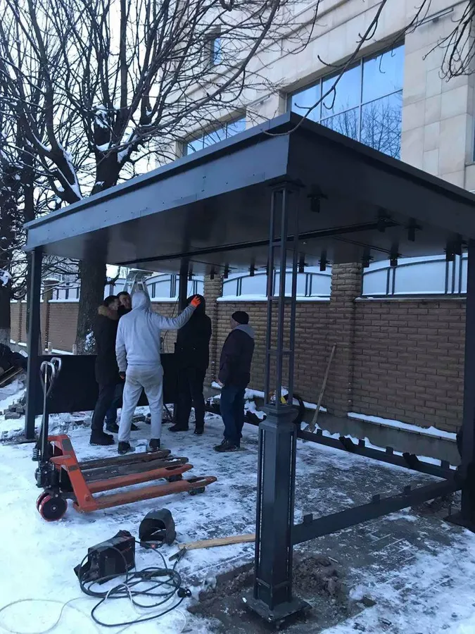 У Луцьку почали встановлювати розумні зупинки (фотофакт)