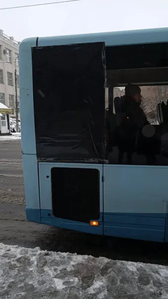 У одній із нових луцьких маршруток вибите скло заклеїли плівкою (фото)
