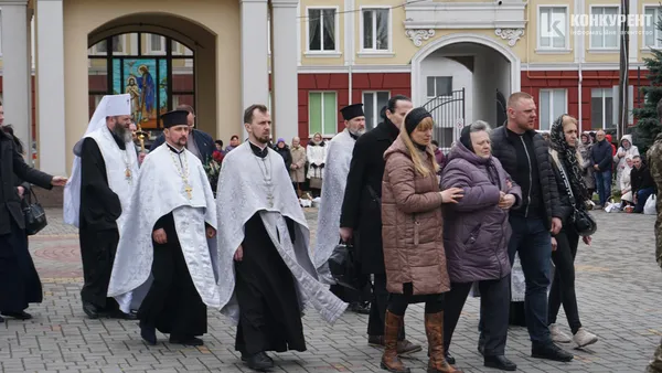 Напередодні Великодня у Луцьку прощалися з Героєм, згадуючи Ісуса (фото, відео)