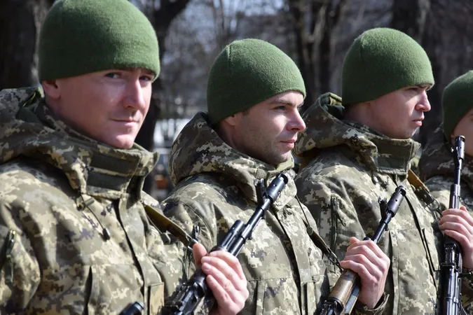 Мобілізовані та контрактники, чоловіки та жінки: у Луцьку склали присягу прикордонники (фото)