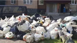 Таргани та сморід в під'їзді: у Луцьку чоловік розвів сміттєзвалище у квартирі (фото)