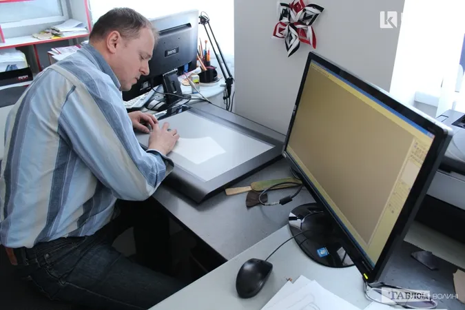 «Тут створюється модель, яка потім закидається в комп’ютерну базу, - каже модельєр. -  Програма вираховує усі розміри до міліметра. Кожна пара взуття складається із маленьких шматків шкіри