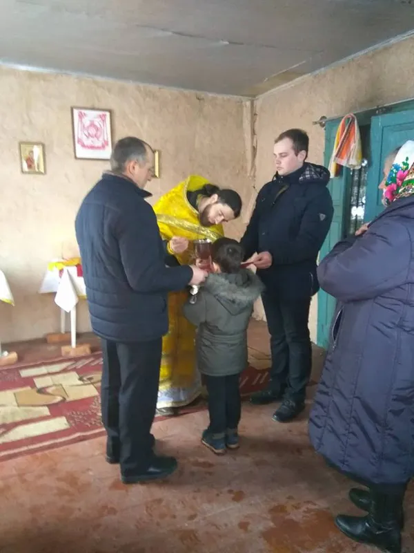 «Константинополь, дивись!»: у Нічогівці віряни УПЦ (МП) правлять службу в старій хаті (фото)