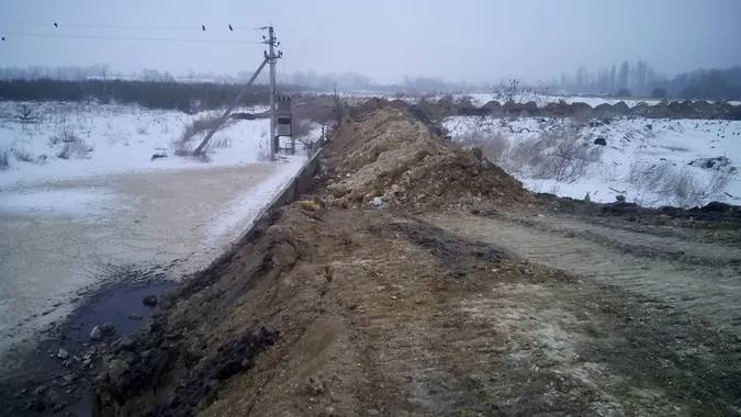 На сміттєзвалищі в Брище збудували глиняну дамбу 