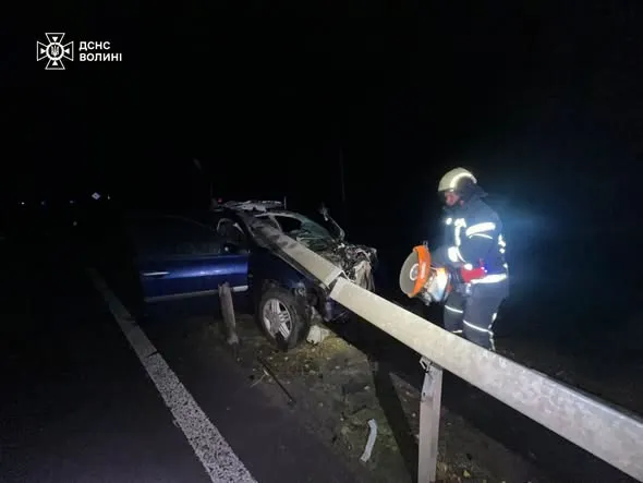 У Колках автомобіль врізався у відбійник (фото)
