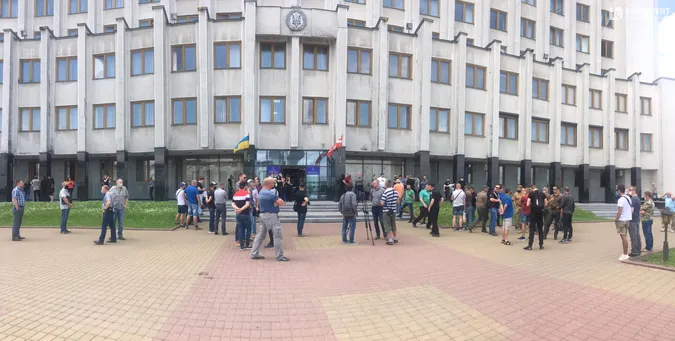 Під Волинською ОДА ветерани викликають Погуляйка на розмову (фото)
