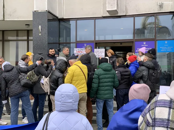 «Дрони, а не бруківка»: лучани вкотре мітингують під стінами облради (фото)